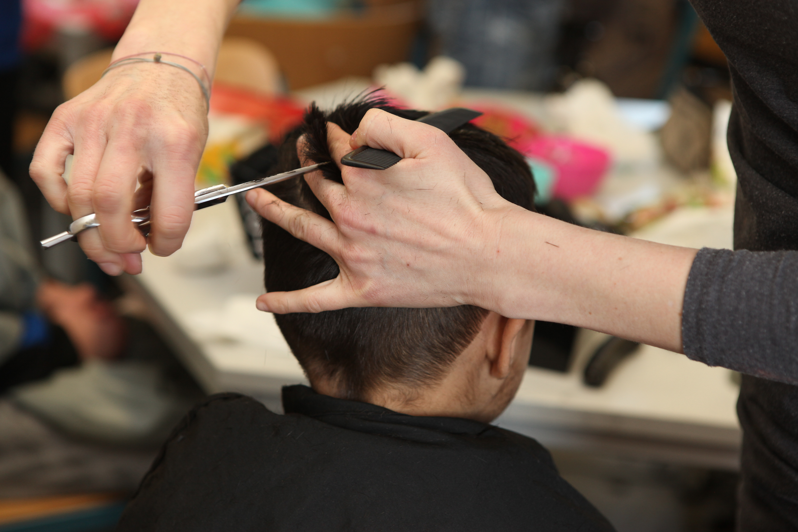 2016_02_28_DRK-HH_HerzlicheHaareschneider_Flchtlingsunterkunft